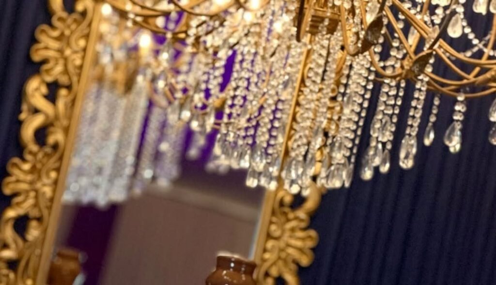 Cenário de festa de 15 anos com espelho dourado e lustre de cristal, decoração Lu Flores & Decor Guarapuava