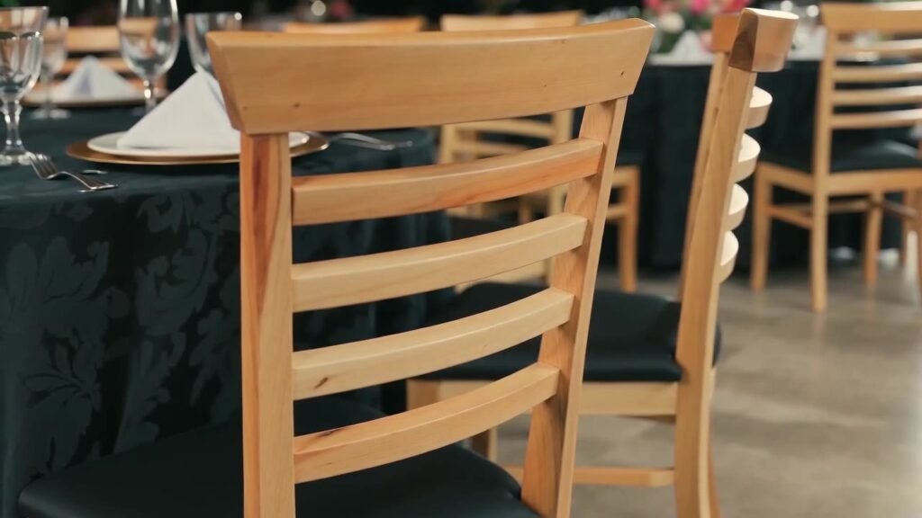 Cadeira de madeira e mesa redonda com toalha escura, mobiliário para locação em Guarapuava